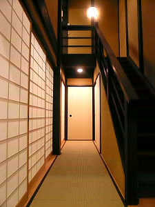 京町家　廊下から玄関ホールを見る